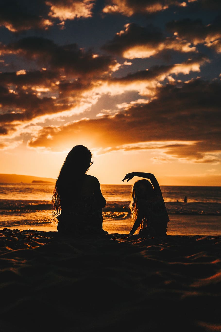silhouette photo of woman and girl on shoreline, silhouette of woman and girl on beach HD wallpaper