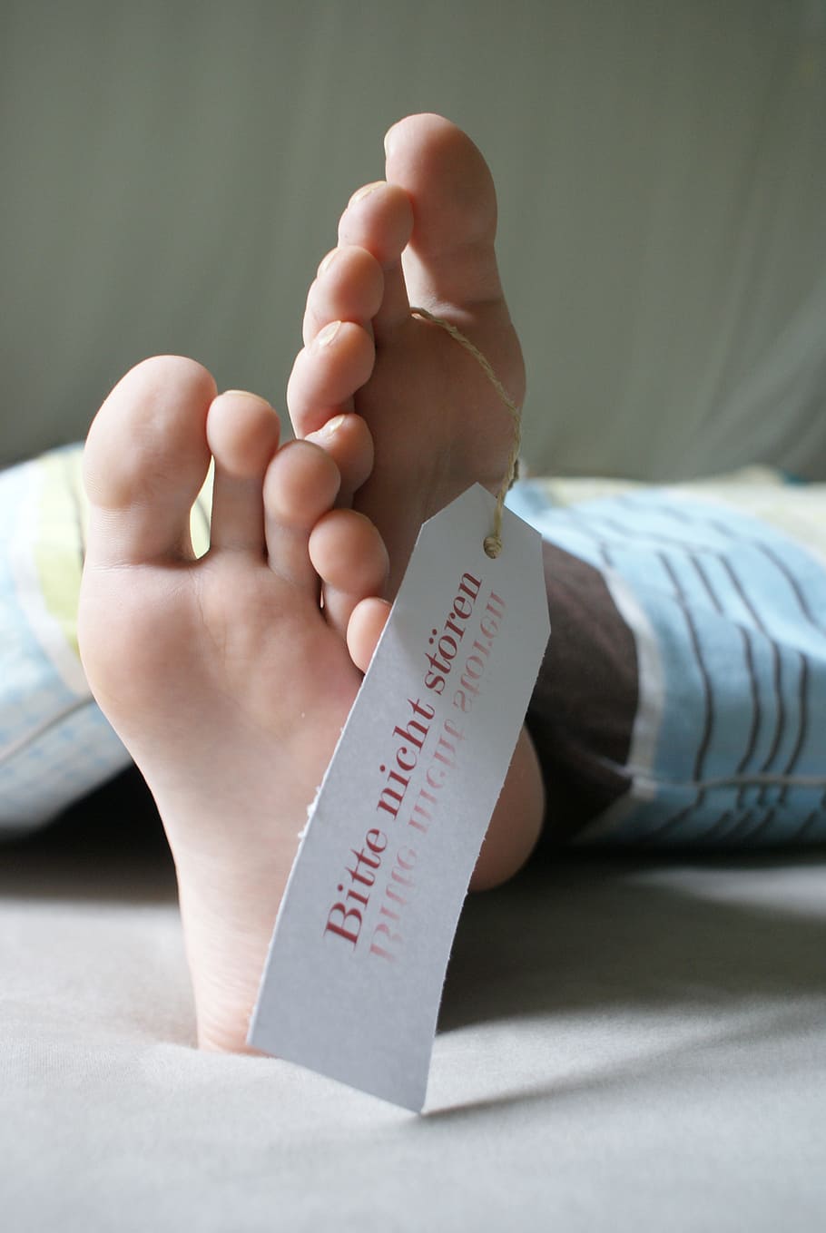 person feet with tag, bed, sleep, rest, tired, relax, pension HD wallpaper