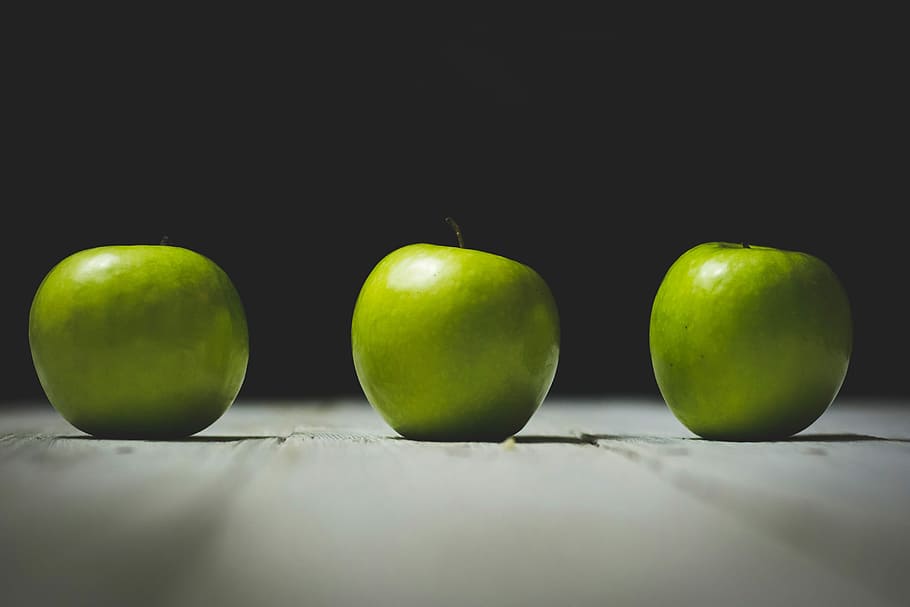 three green apples, food, fruit, green Color, freshness, apple - Fruit HD wallpaper