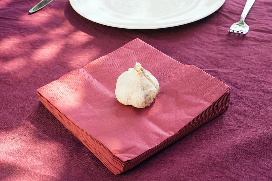 Garlic on napkins, food and Drink, objects, no People, table HD wallpaper