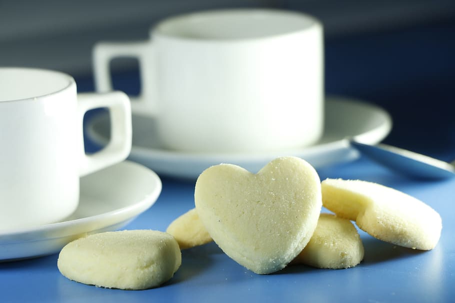 heart pastry beside mugs, love, biscute, tea, bakery, biscuts, HD wallpaper