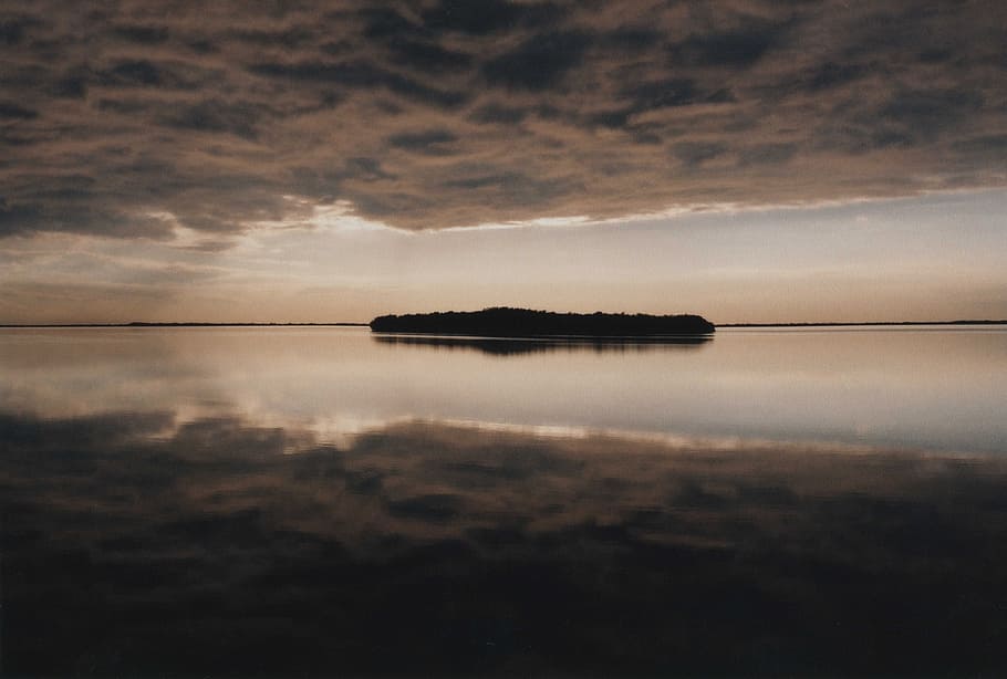 island in the middle of body of water, island in the middle of the ocean HD wallpaper