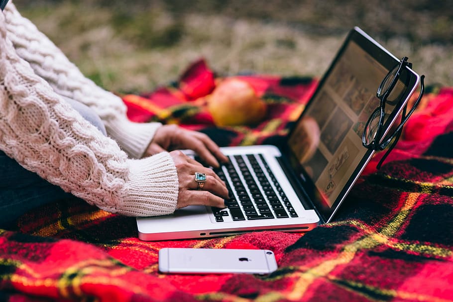 Apple Macbook on a red blanket, computer, technology, laptop HD wallpaper