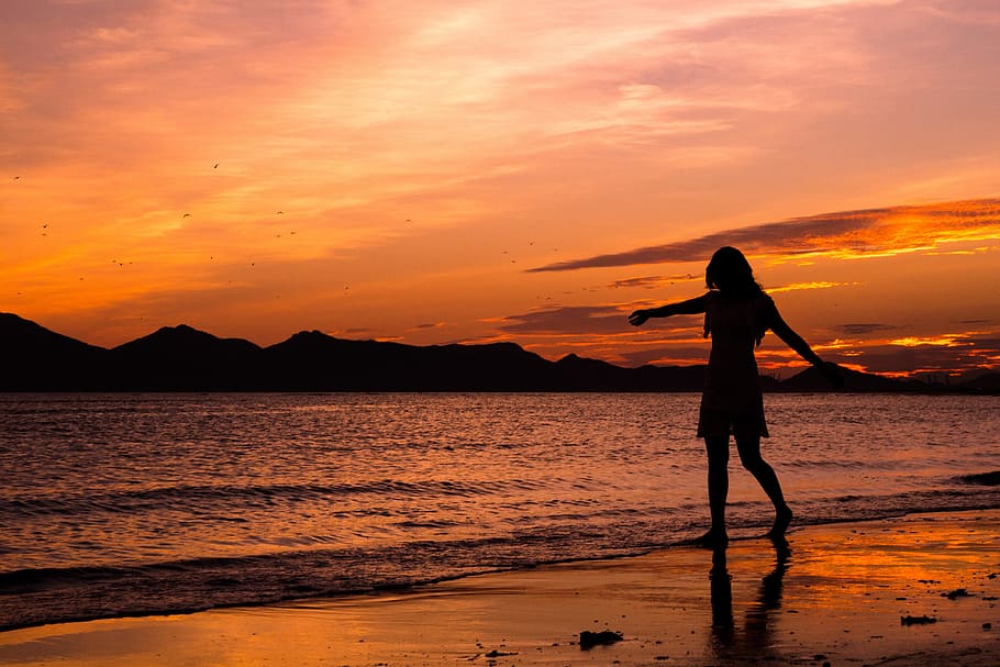 woman walking on seashore, glow, women's, silhouette, the night sea, HD wallpaper