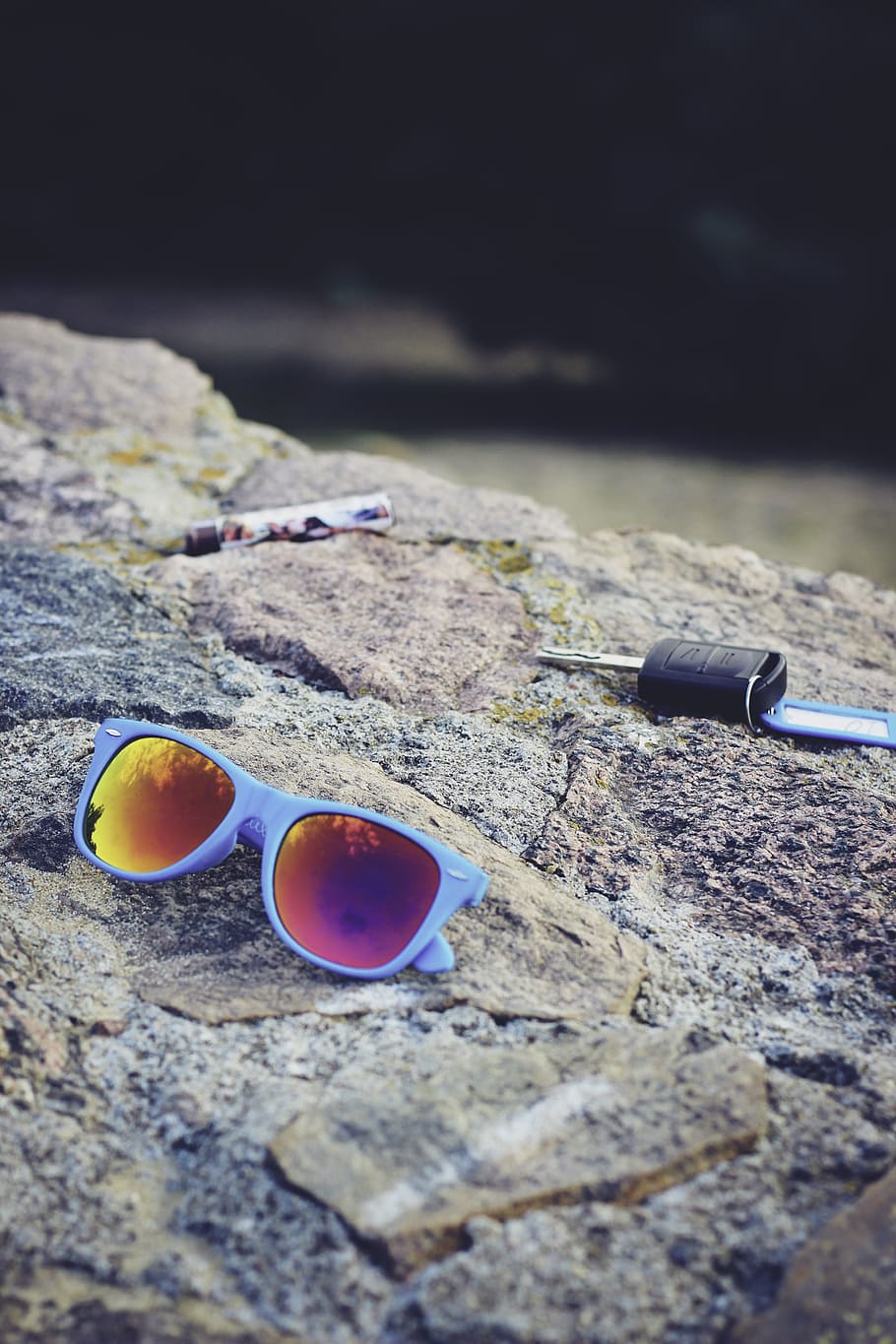 gray framed Wayfarer-style sunglasses on stone, car, keys, selective focus HD wallpaper