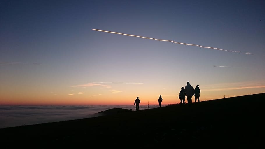 silhouette photo of group of five people walking on mountain during sunset, silhouette of group of people walking HD wallpaper