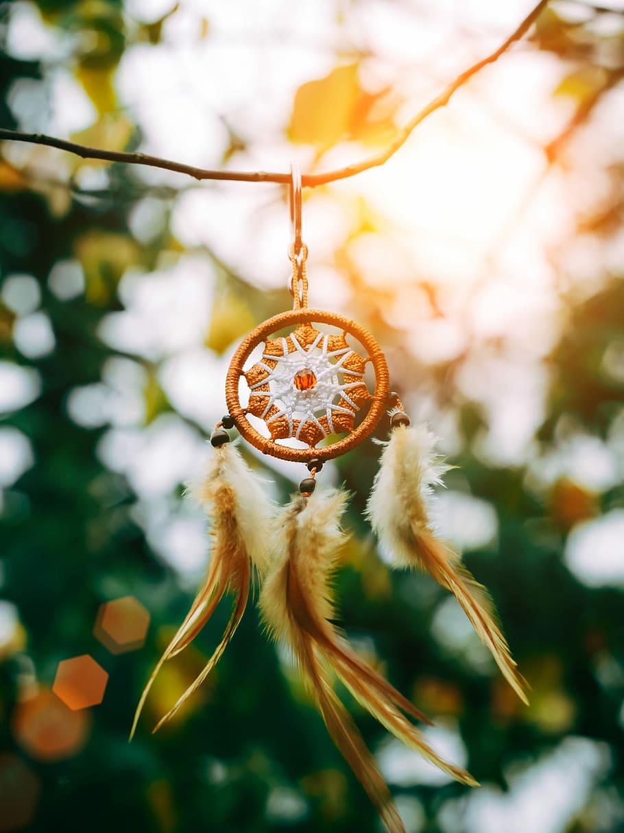 round brown wooden dream catcher, selective focus photography of feather brown and white dreamcatcher, HD wallpaper