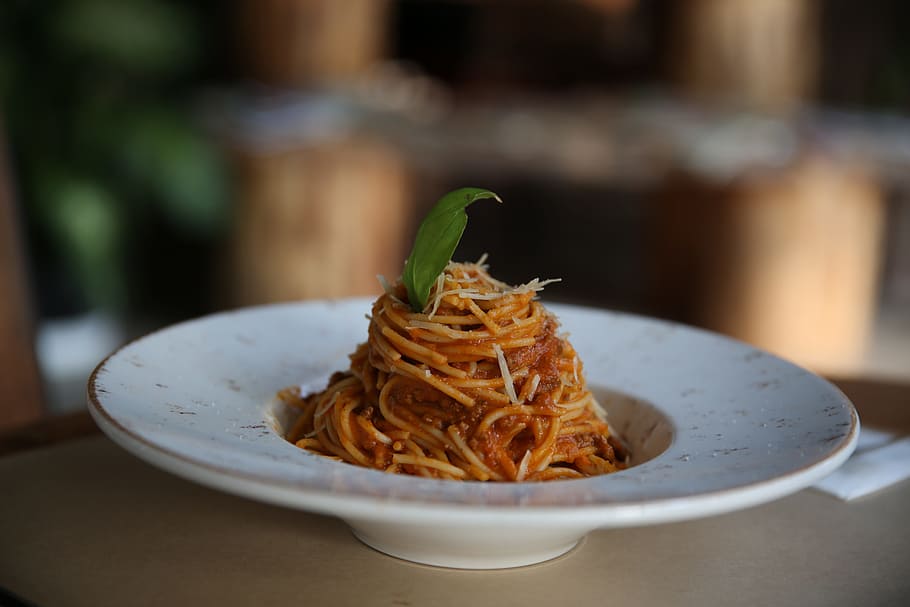 pasta, plate, table, food, food and drink, italian food, focus on foreground HD wallpaper