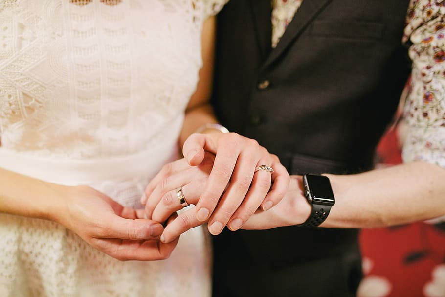 Wedding Ring Bride and Groom, men's gold-colored wedding ring HD wallpaper