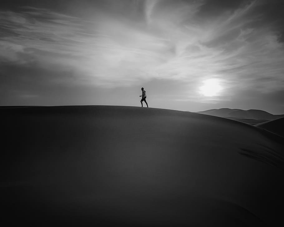 grayscale photography of man running on desert field during daytime, grayscale photography of person standing on sand HD wallpaper