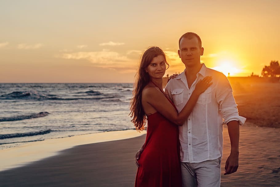 sea, dawn, sunset, man, affection, beach, couple, dusk, enjoyment HD wallpaper