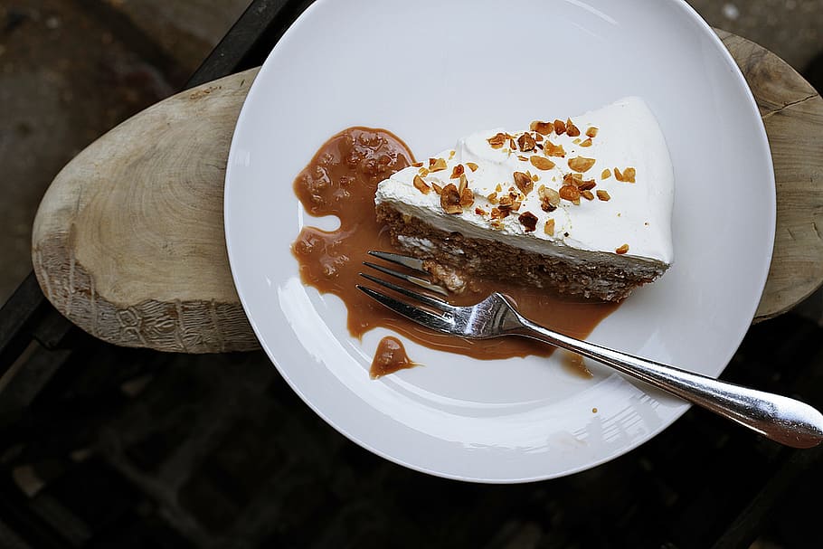 slice of cake on plate, sliced, chocolate, icing, top, desserts HD wallpaper