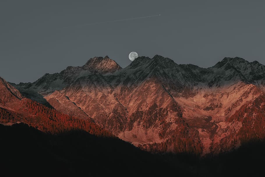 mountain range during dusk, gray mountains under full moon, moonlight HD wallpaper