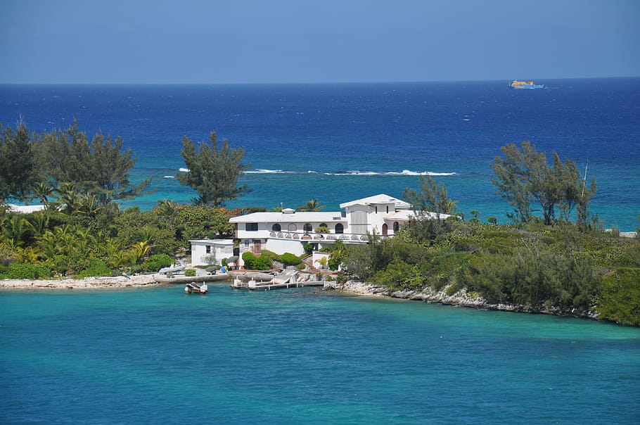 aerial photography of white concrete house near blue body of water at daytime HD wallpaper