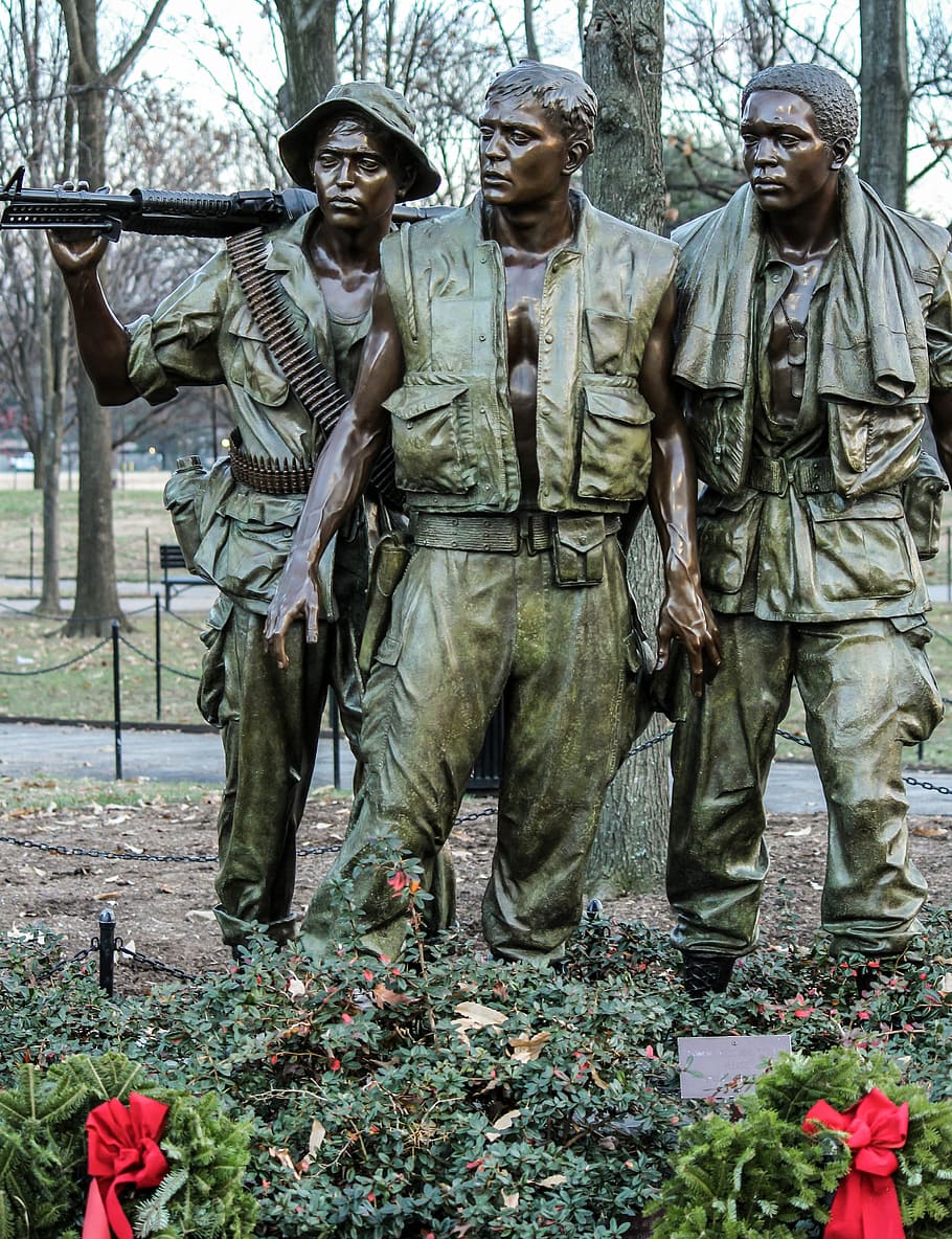 three army men statue during daytime, vietnam soldier's memorial