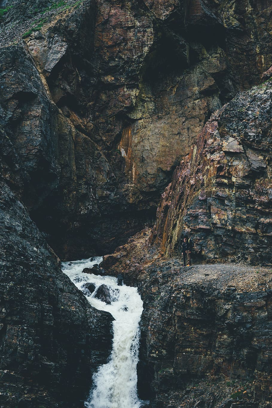 time-lapse photography of waterfalls surrounded with black and brown rock formations HD wallpaper