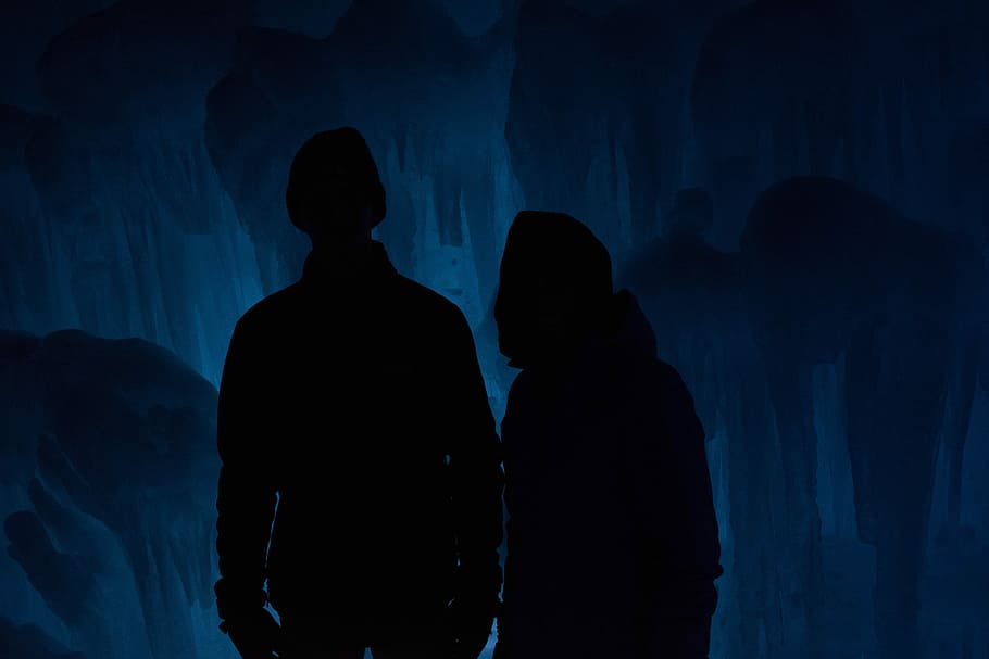silhouette of man and woman inside cave, illustration of two silhouettes of person HD wallpaper