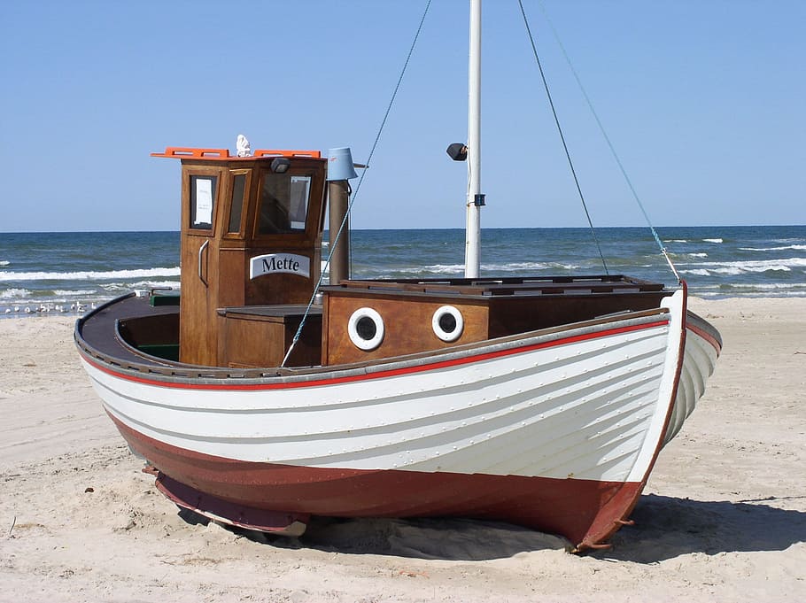 White and Brown Speedboat on White Sand Beside Ocean during Daytime HD wallpaper