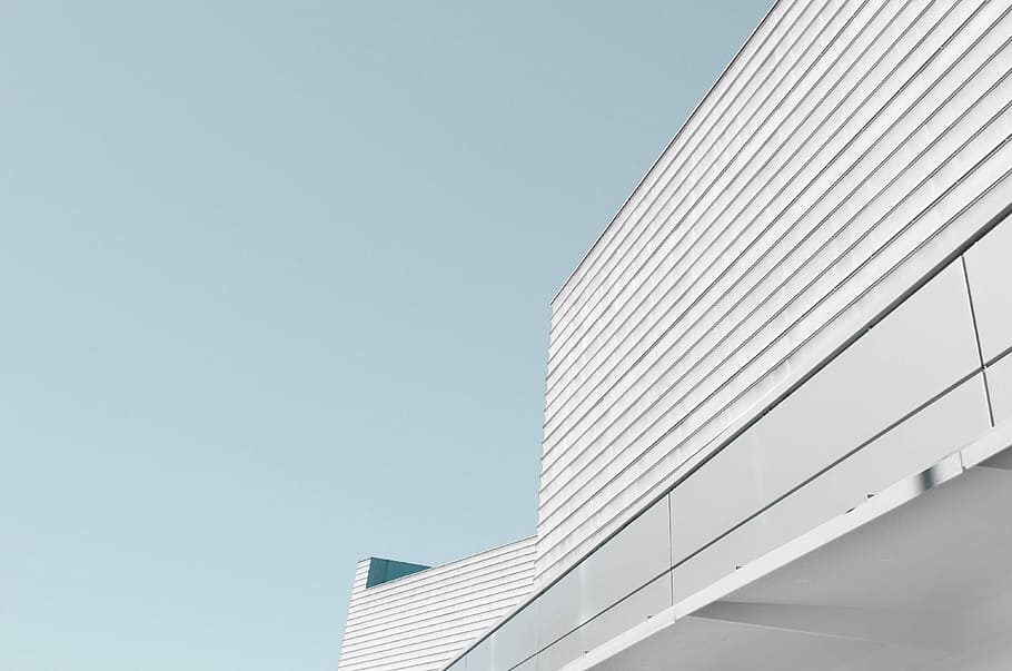 gray concrete high-rise building, close shot of white building HD wallpaper