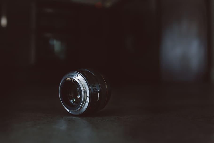 black camera lens on gray surface, focused close-up photo of black and gray camera lens HD wallpaper