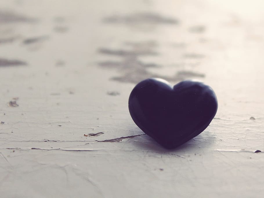 heart-shape black bead on white board, table, background, symbol HD wallpaper