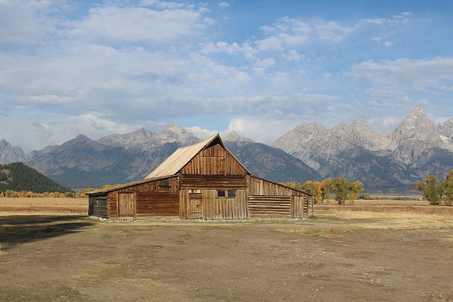 brown wooden house during daytime, mountain, sky, outdoors HD wallpaper