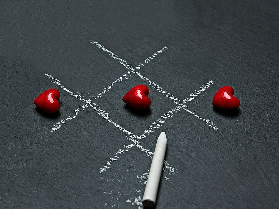 three heart-shape red ornaments, tic tac toe, love, play, ankreuzen