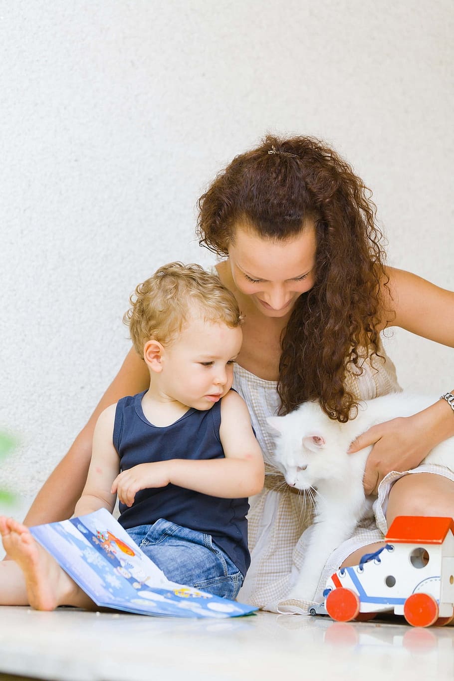 woman holding white cat, boy, child, happy, kid, cute, love HD wallpaper