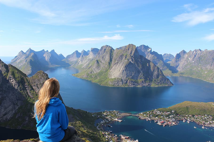 woman sitting on a cliff, woman sitting on mountain looking in the body of water HD wallpaper