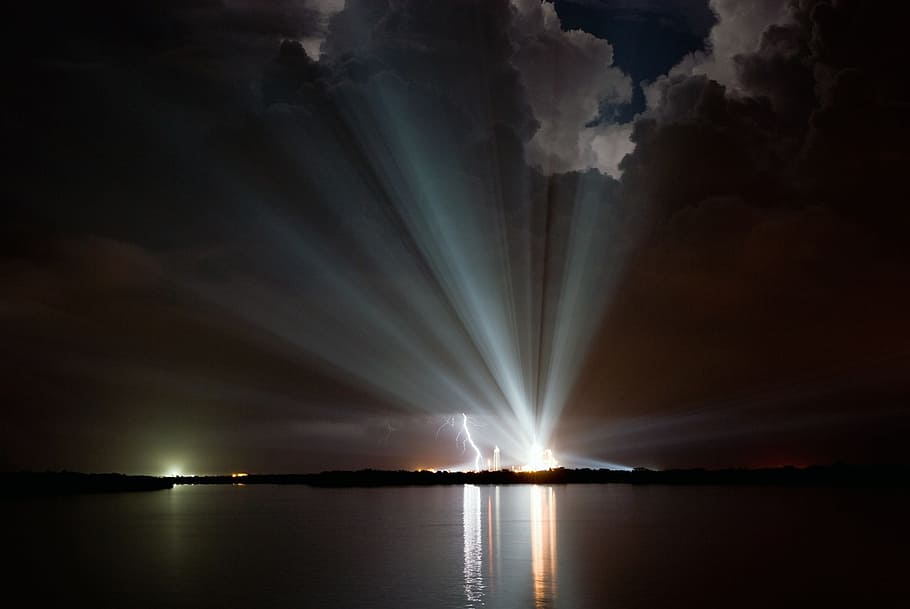 light under beside body of water under cloudy sky, discovery space shuttle HD wallpaper