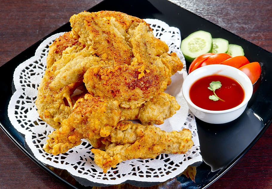 fried chickens with red sauce dip on black plate, food, korean cuisine, HD wallpaper