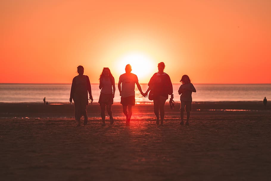 silhouette photo of five person walking on seashore during golden hour, silhouette of people during sunset, HD wallpaper