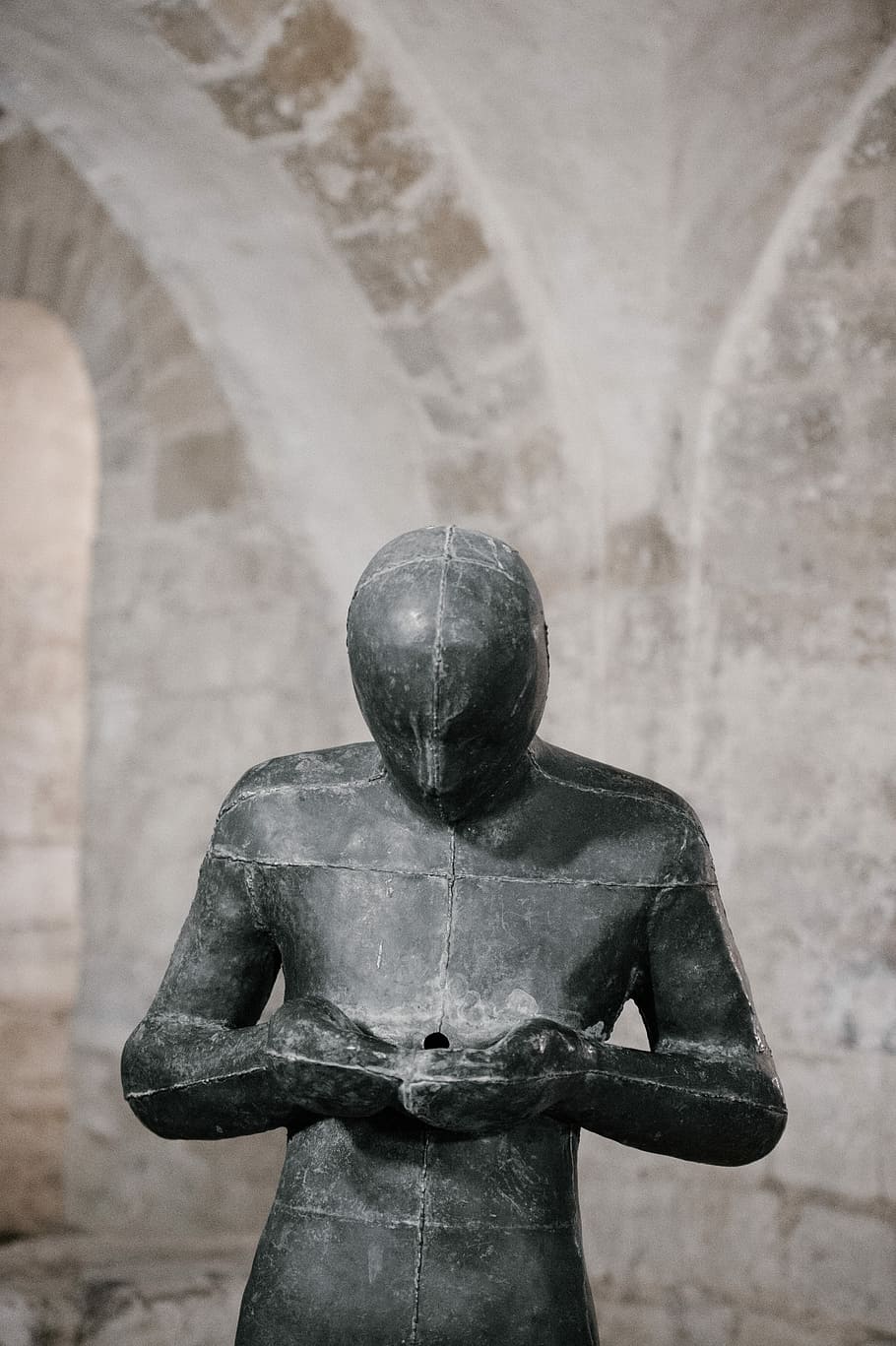 Anthony Gormely sculpture in Winchester Cathedral, black concrete statue standing near wall HD wallpaper