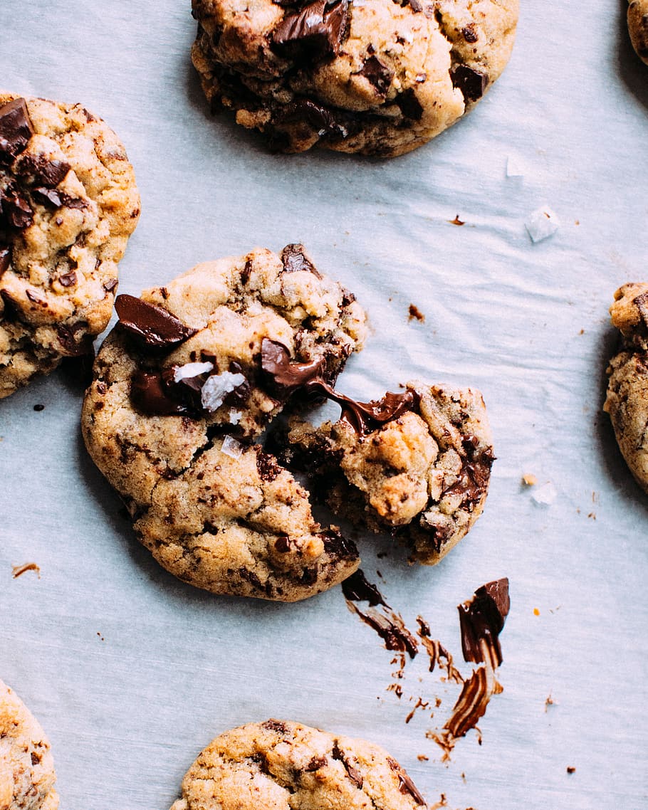 close-up photo of baked cookies, flat-lay photography of cookies HD wallpaper