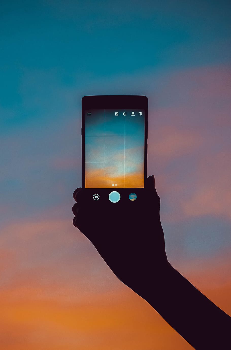person taking photo of sunset, person holding phone using camera application HD wallpaper