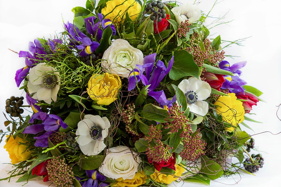 photo of white, yellow, and purple petaled flowers bouquet HD wallpaper