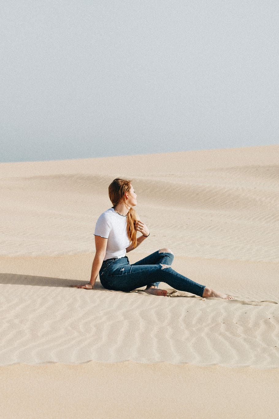 woman sitting on desert at daytime, woman sitting on the desert, HD wallpaper