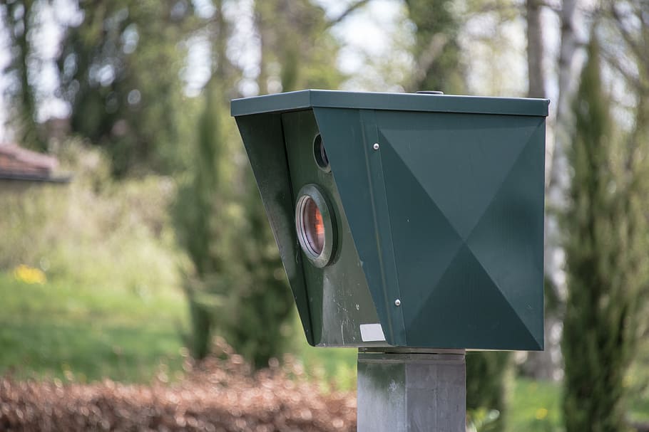 close-up photo of green trail camera at daytime, Blitzer, Speed Control HD wallpaper