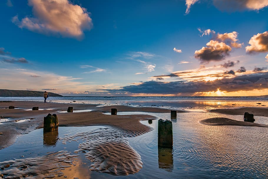 beach shore under blue and white sky, filey, sunrise, yorkshire HD wallpaper