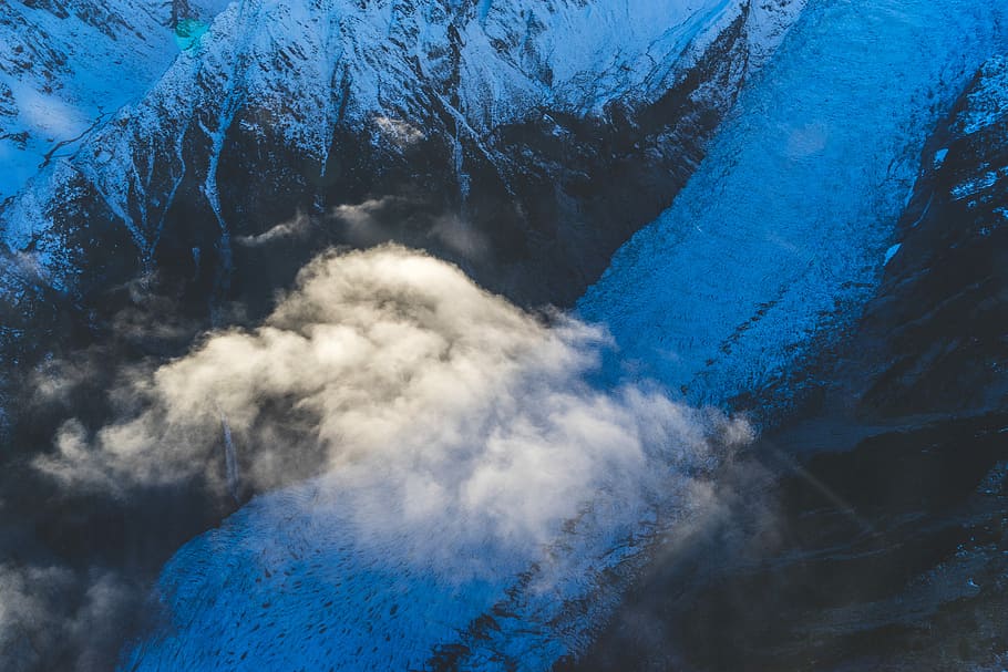 white clouds on mountain, mountain and clouds during nighttime HD wallpaper