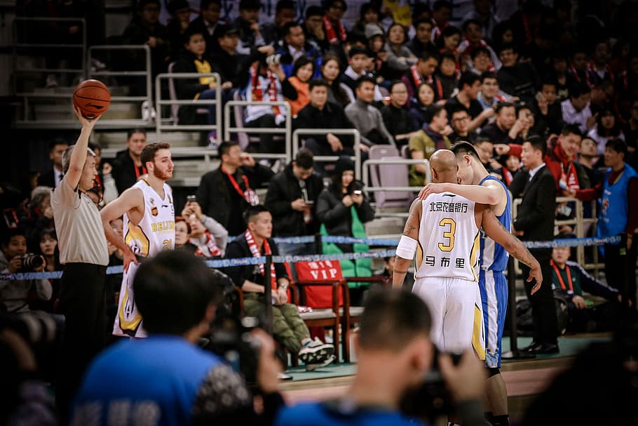 2 basketball game. Баскетболисты обнимаются. Группа выступает перед баскетбольным матчем. Юнги на баскетбольном матче. Просмотр баскетбола по телевизору.