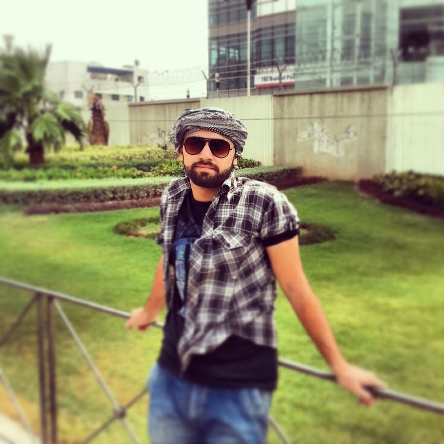 man, student, young, casual, male, smile, smart, cool, beard HD wallpaper