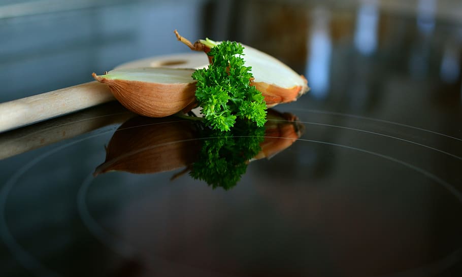 selective-focus photography of sliced onion and green parsley on black surface HD wallpaper