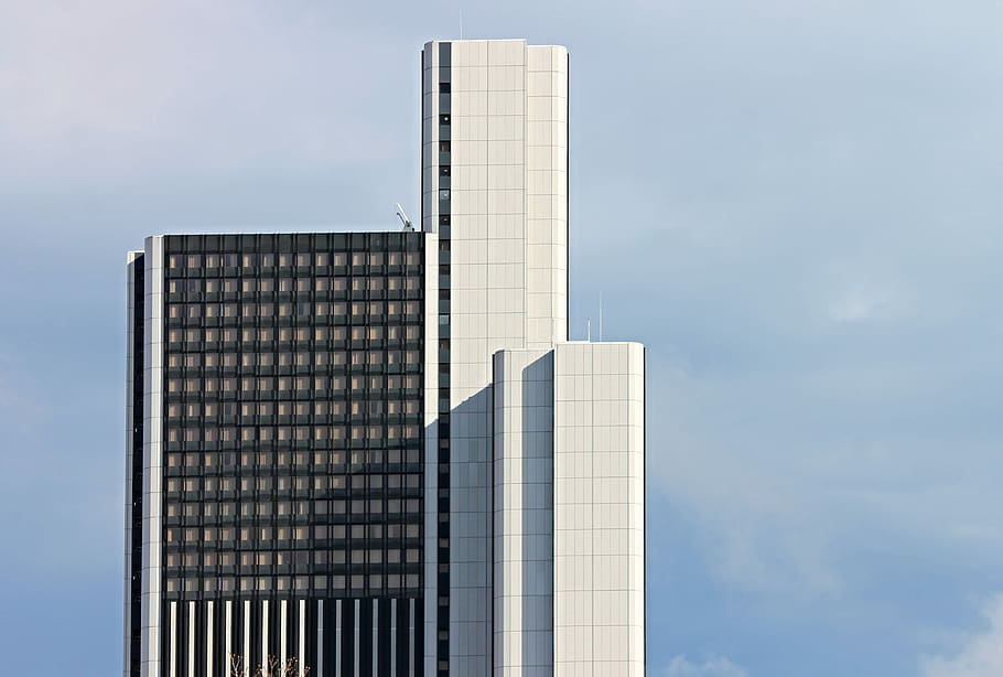 white and black concrete building at daytime, skyscraper, modern HD wallpaper