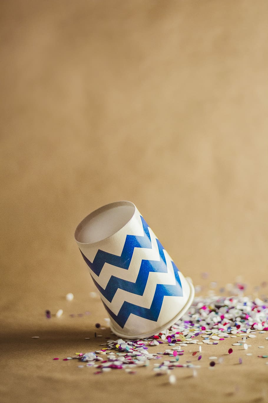 white and blue disposable cup, shallow focus photography of white and blue chevron disposable cup, HD wallpaper