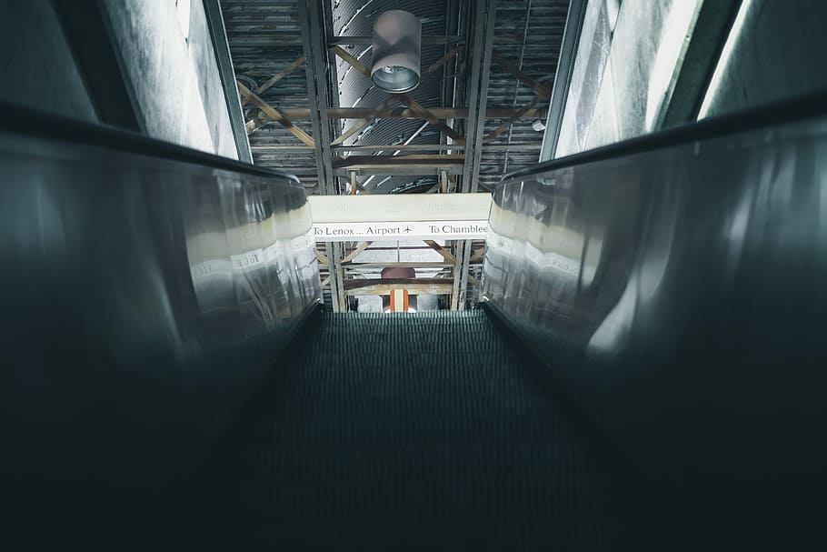 photo of escalator in building, closeup photo of escalator, stairs HD wallpaper