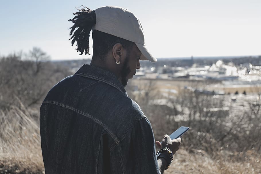 man using smartphone, selective photography og man using smartphone at daytime HD wallpaper