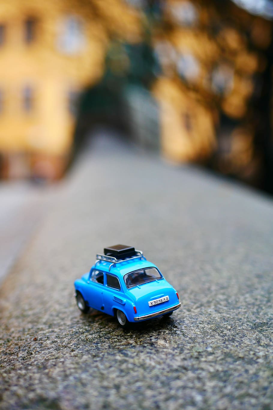 selective focus of car on road, selective focus photography of blue 3-door hatchback die-cast metal scale model, HD wallpaper