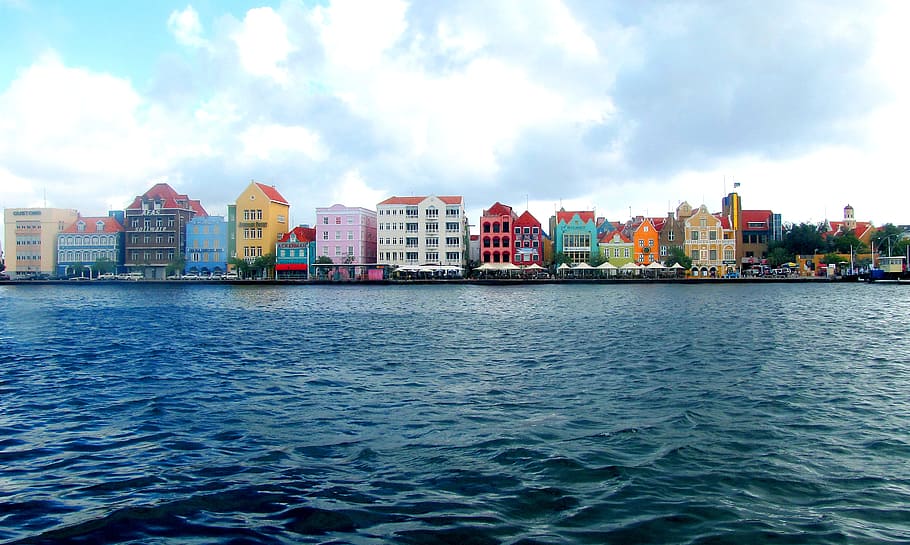 body of water near buildings, body of water beside city, photo HD wallpaper