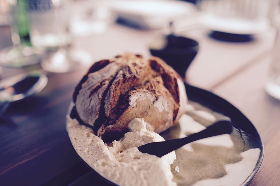 Brown and White Food on Black Plate, appetizer, bread, restaurant HD wallpaper